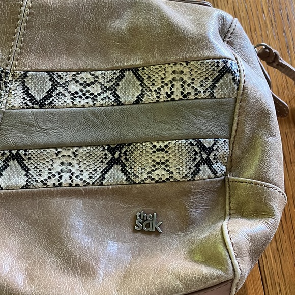 NWT DISTRESSED TAN LEATHER SHOULDER BAG WITH MAN MADE TRIM - Picture 3 of 14